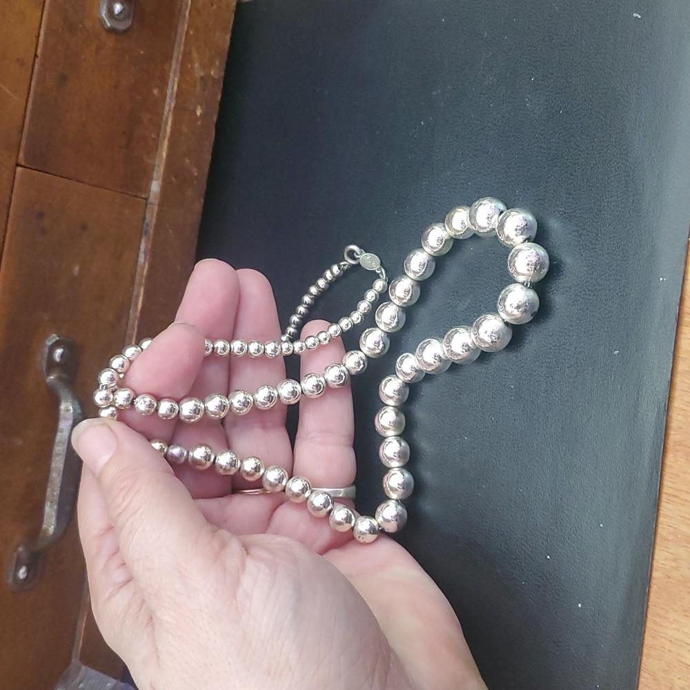 Napier silver tone graduated bead necklace 24" DW876